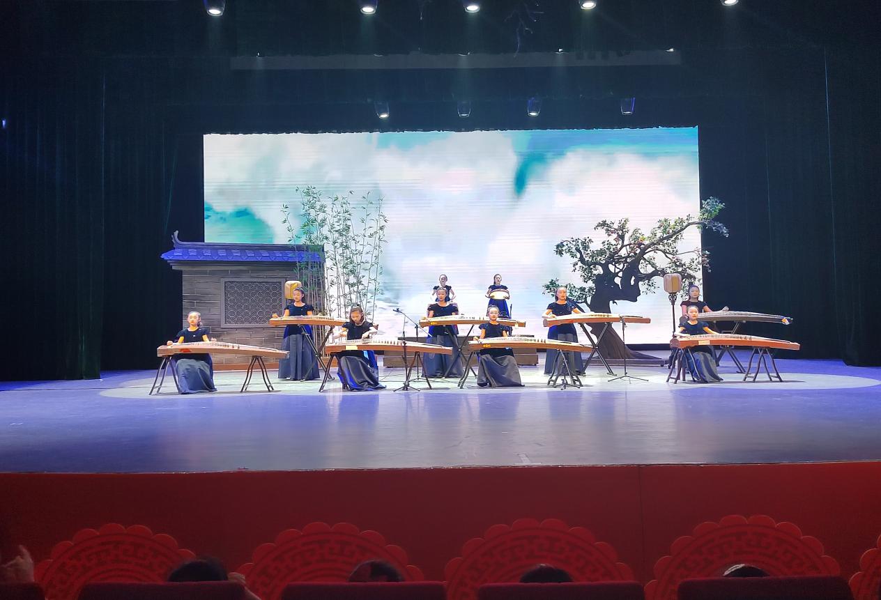凤凰学校《战台风》