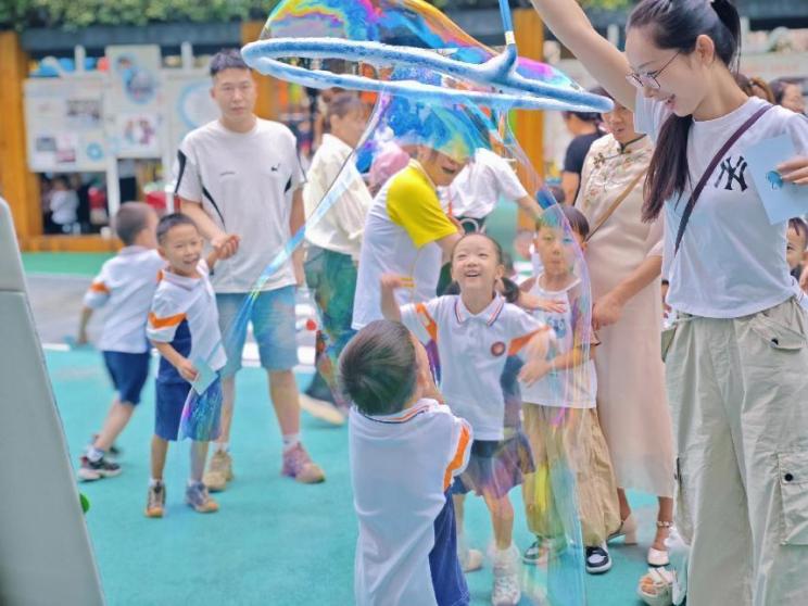眉山市彭山区实验幼儿园开展家长开放日活动，亲子共享科技魅力