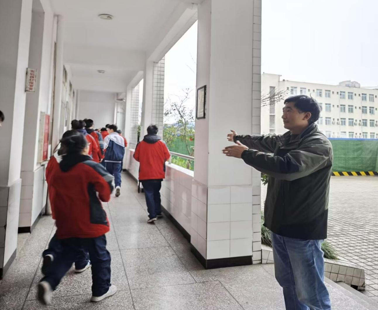 沫若中学开展防震应急疏散演练
