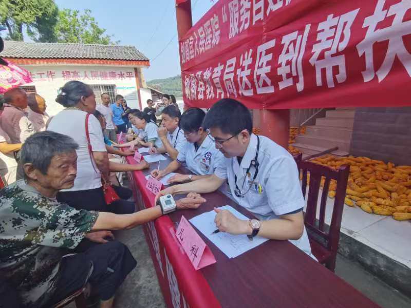 剑阁县教育局工会联合剑阁县人民医院开展义诊活动