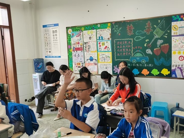 夹江县英才小学：深耕课堂促提升 专家引领助发展