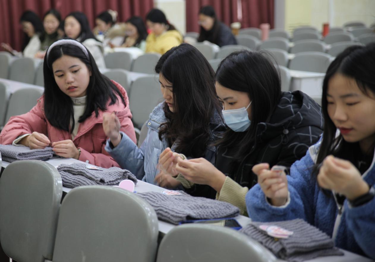 西南科技大学：爱心围巾温暖布拖儿童上学路