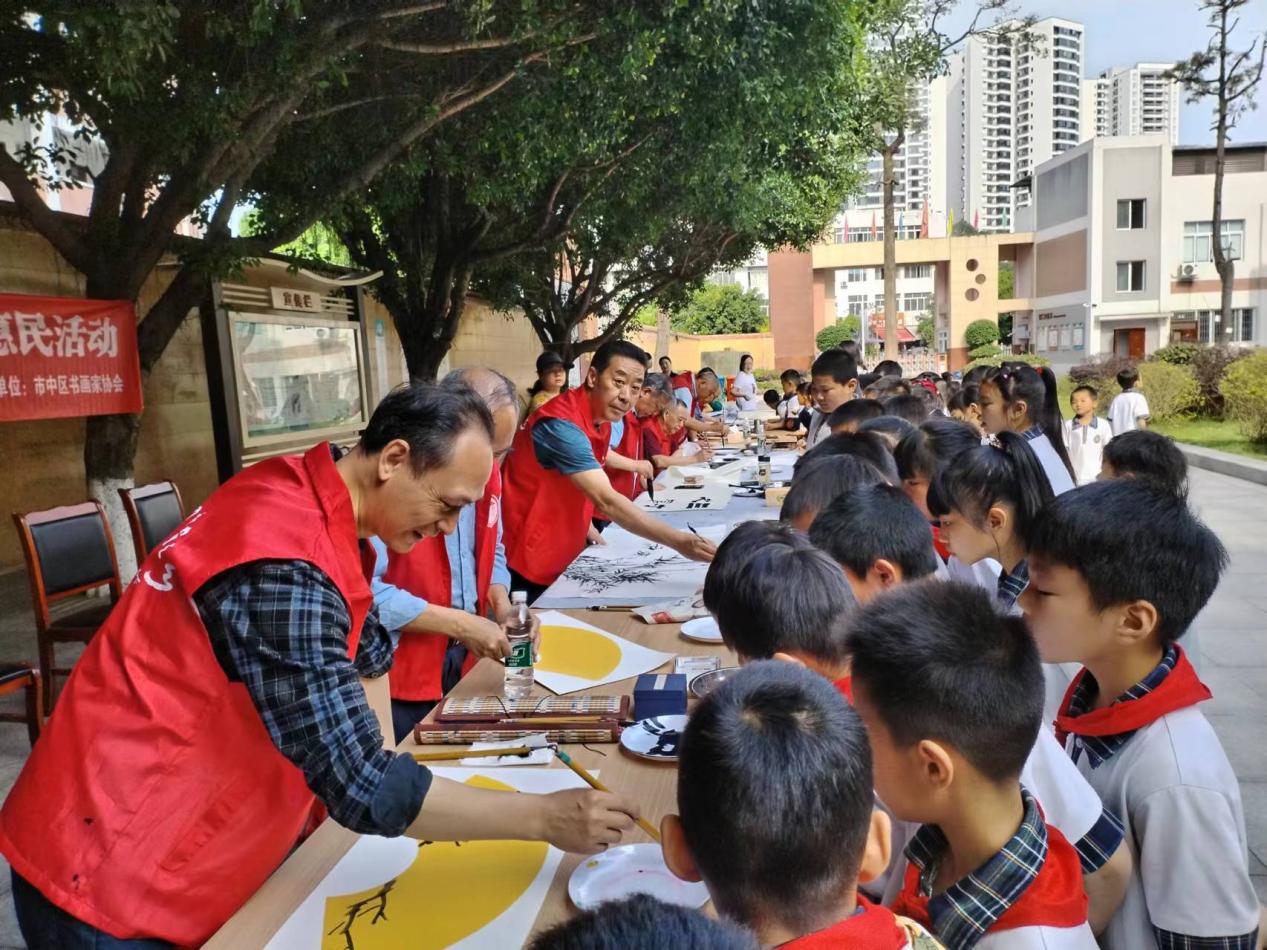 内江四小:大千书画进校园,师生感受艺术魅力