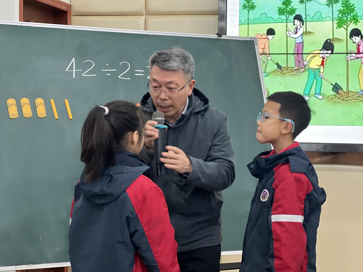 绵竹紫岩小学举办“结构化教学”专题研讨活动