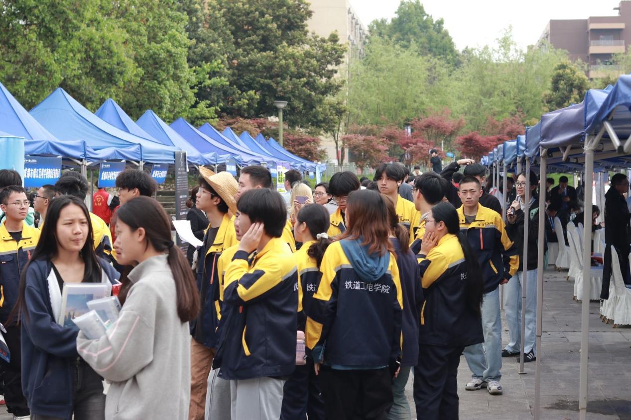 四川铁道职业学院举办2024届毕业生春季双选会