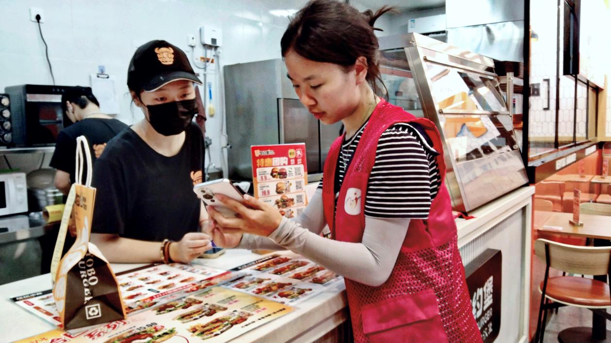 聚焦“舌尖上的浪费”,川农大学子调研外卖消费习惯