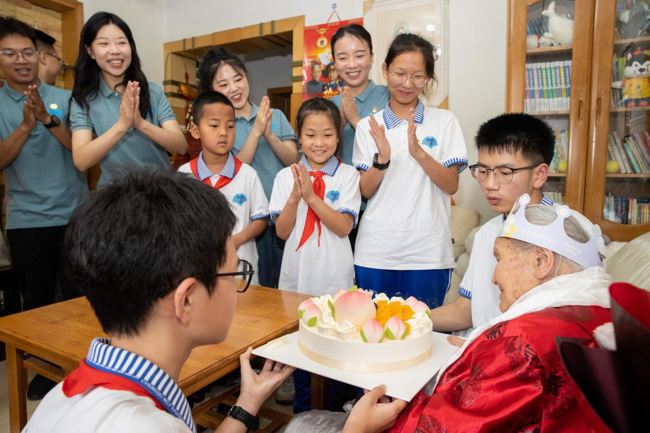 成都七中东部学校师生为老红军庆生： “王奶奶，105岁生日快乐!”