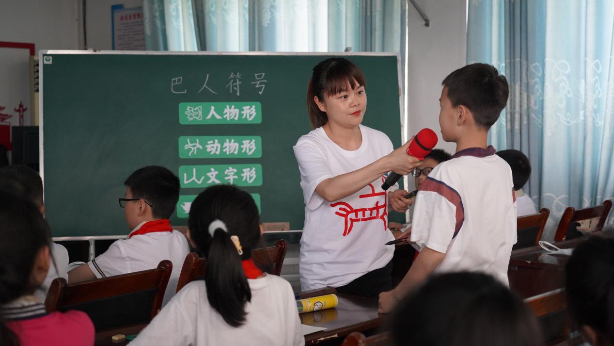宣汉县百节溪小学赴毛坝镇中心校开展“六一”慰问活动