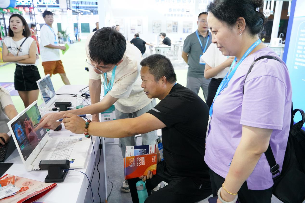新华文轩亮相第四届四川教育博览会   双展位展示多场景教育解决方案