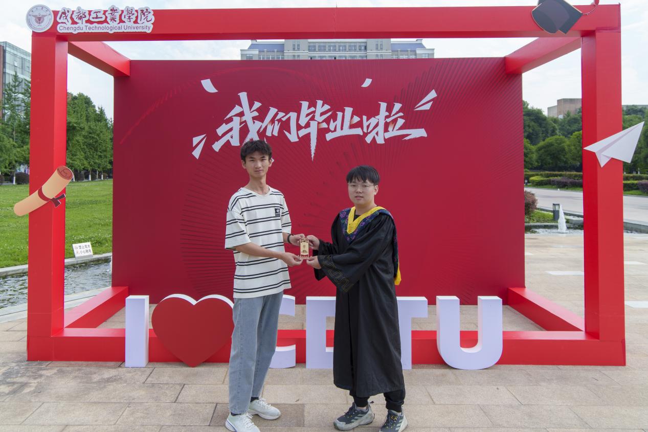 成都工业学院:特别的毕业礼物,镌刻匠心 传承梦想
