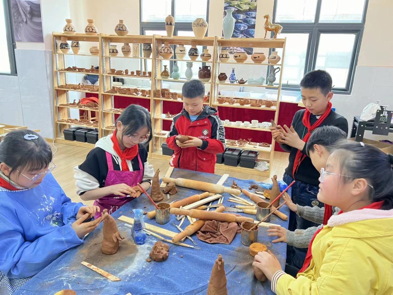 南部县红岩子小学:特色陶艺课,让泥巴玩出新花样