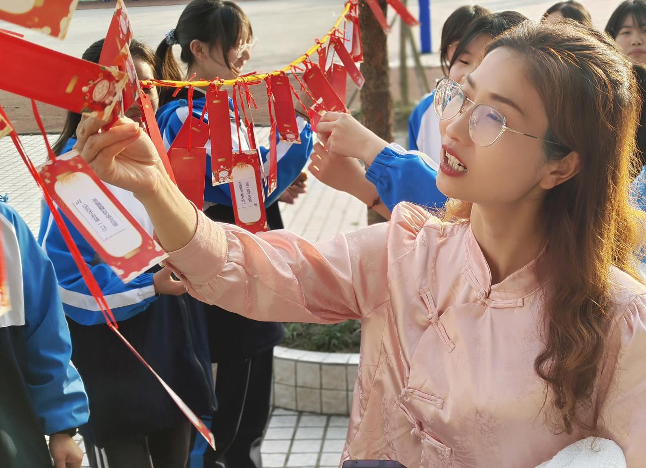 沙湾区踏水中学举办“数学文化节”
