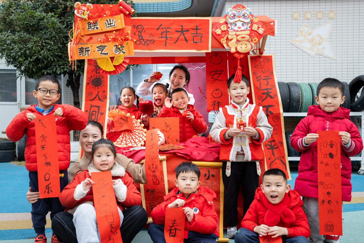 成都市十六幼金桥分园:“中国红”里“幼”年味儿