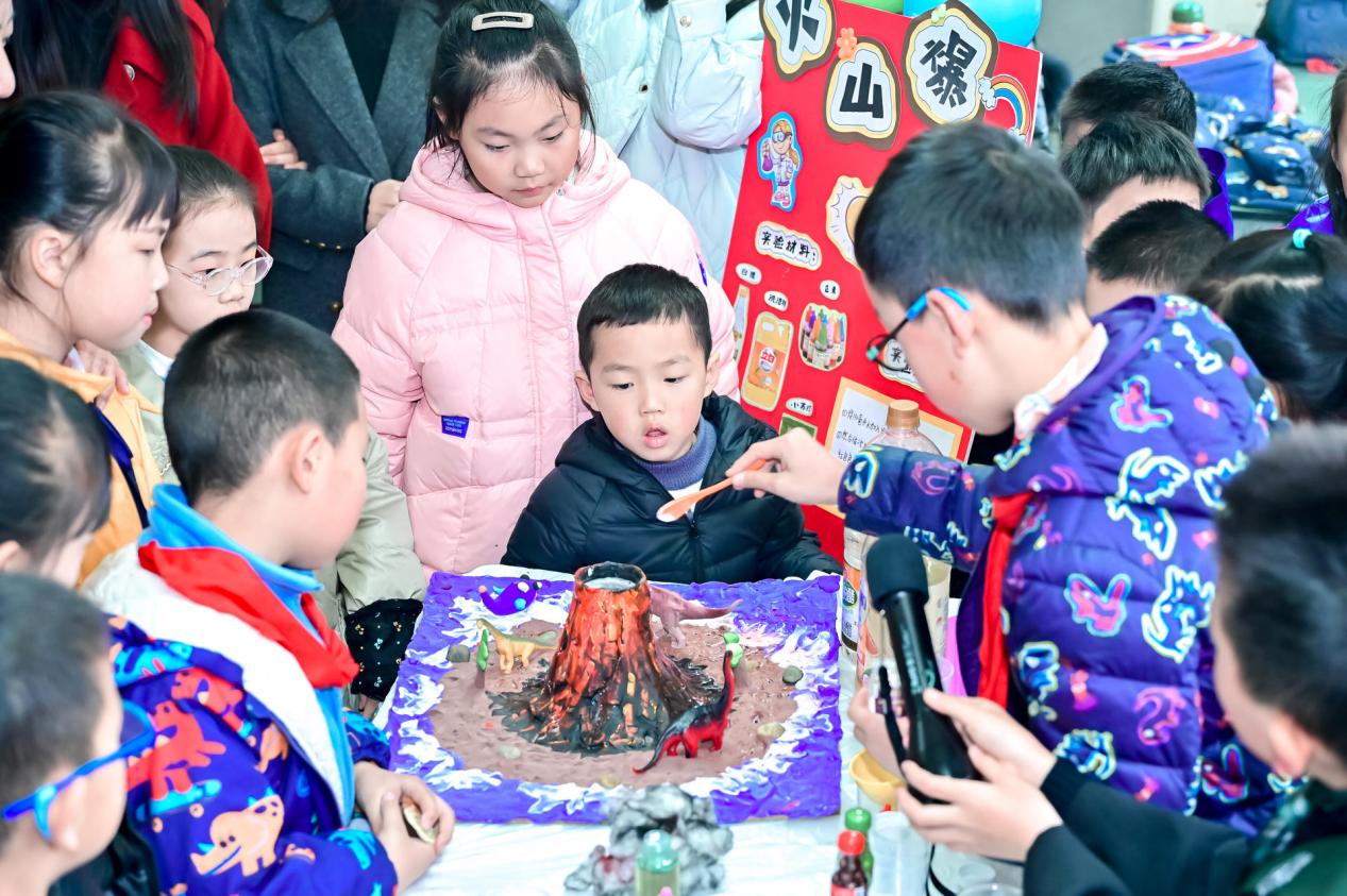 成都大学附属小学:科学实验博览会激发学生探索欲