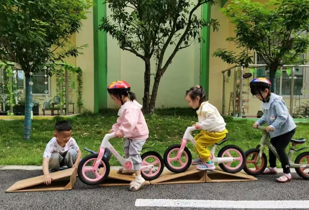 井研县机关幼儿园(城北园)开展晨间户外游戏活动
