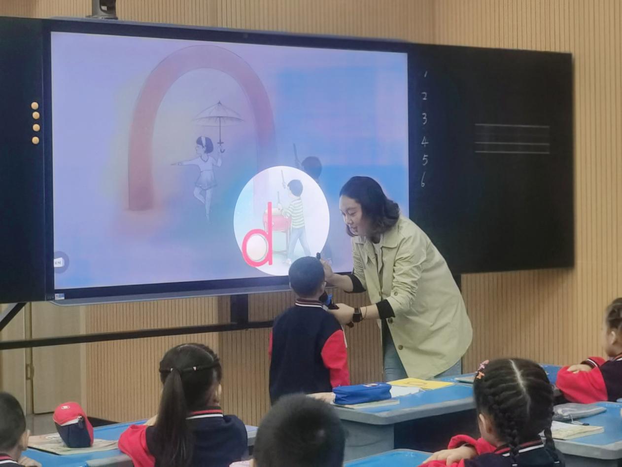 乐山市沙湾区小学语文万莉名师工作室开展教学硏讨活动
