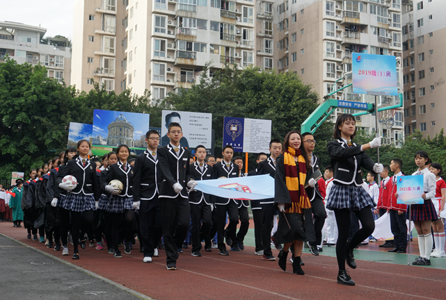 这所中学的运动会开幕式上,来了好多“世界名校”