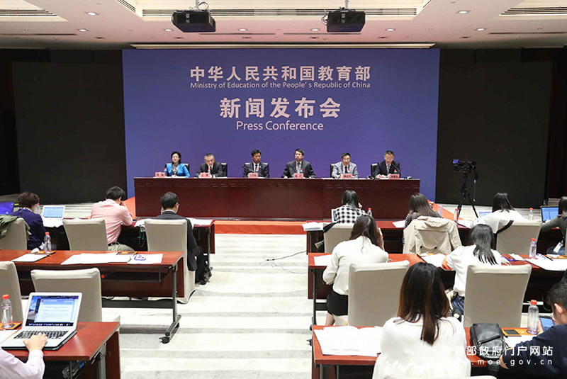 青少年近视率不断攀升 教育部:纳入政府绩效考评