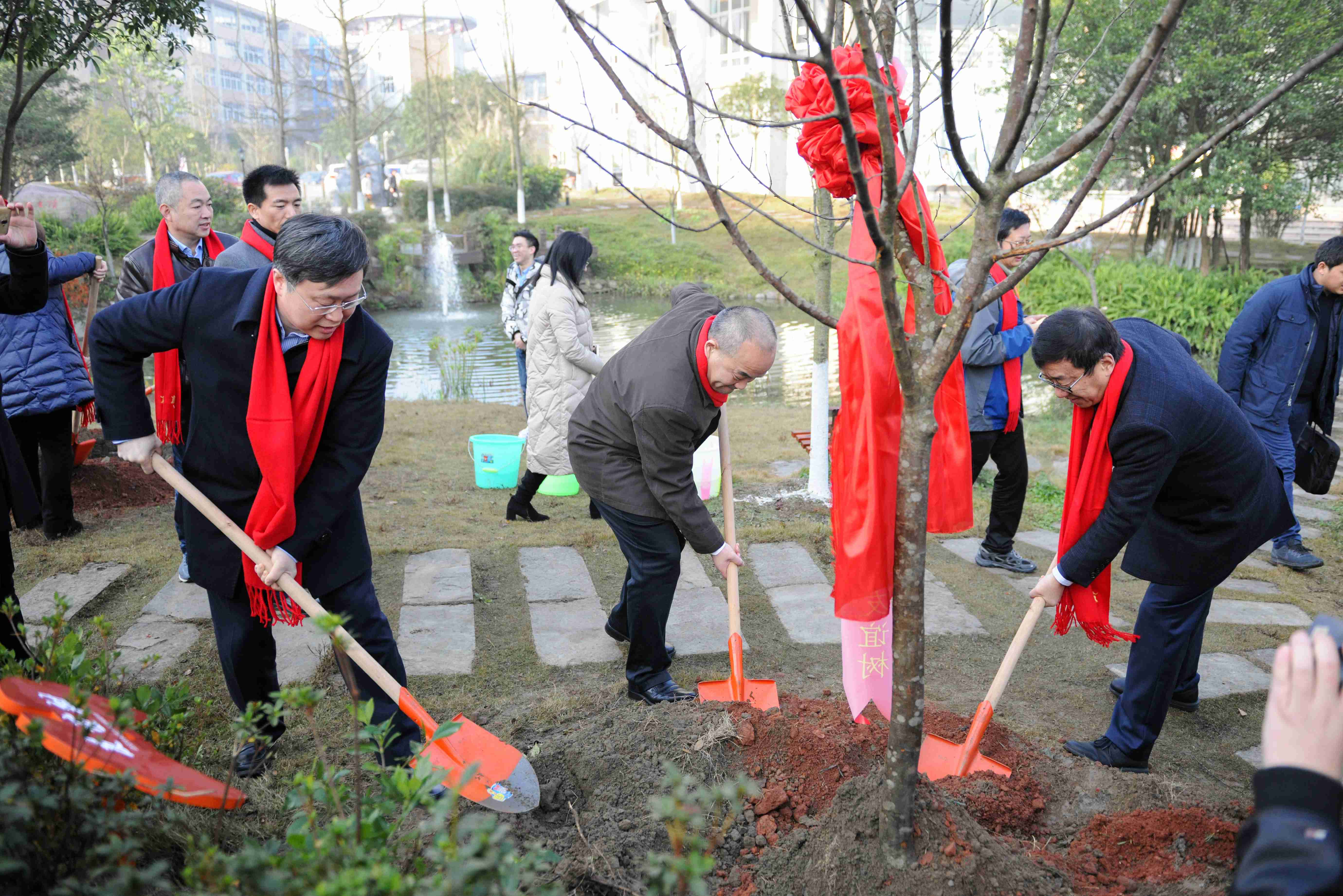 近百名武汉大学校友开启乐山寻根之旅