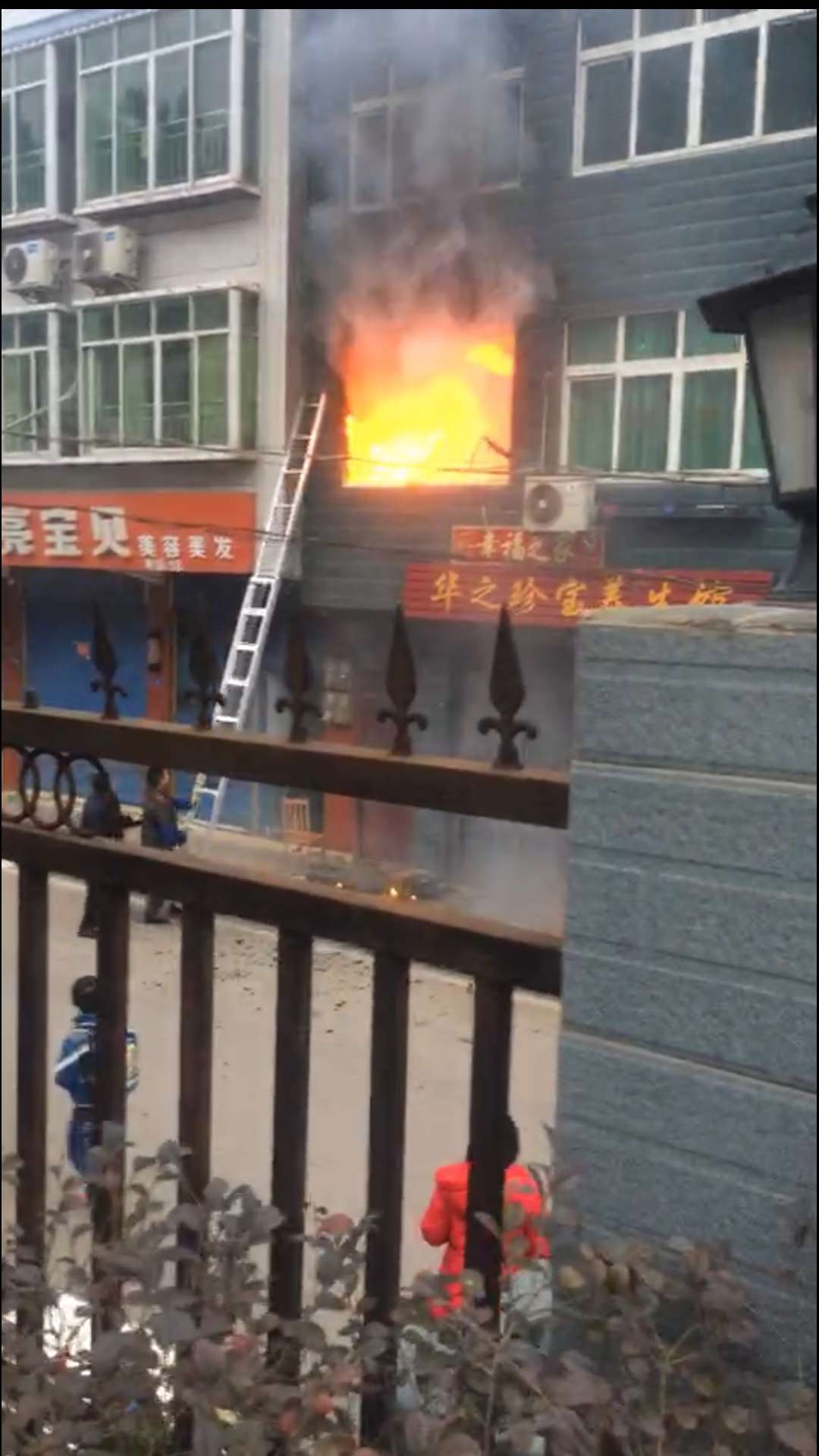快讯 |平昌县一乡镇居民楼突发火灾,师生合力扑灭