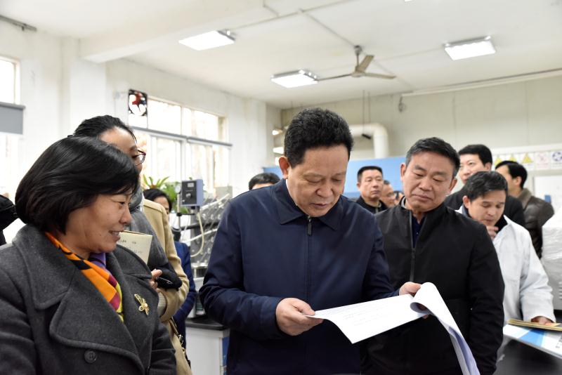 杨兴平调研我省高校实验室安全管理工作