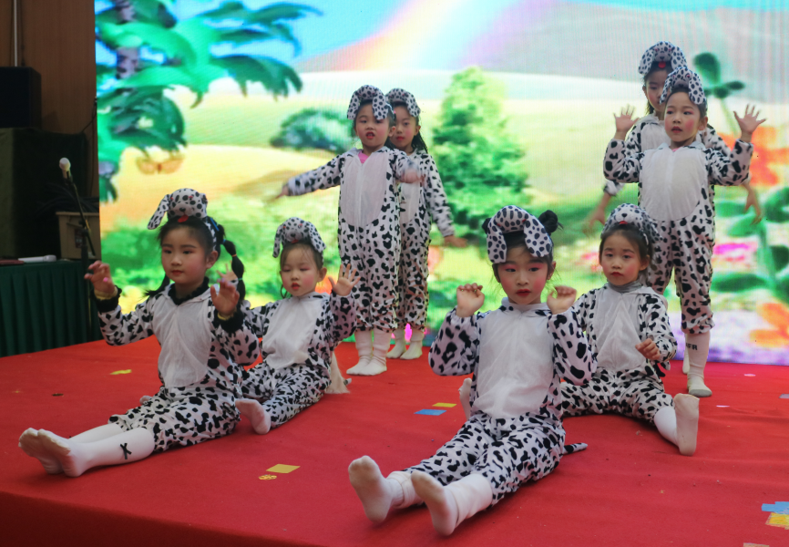 成都市高新区二十一世纪实验幼儿园举行新年文艺汇演