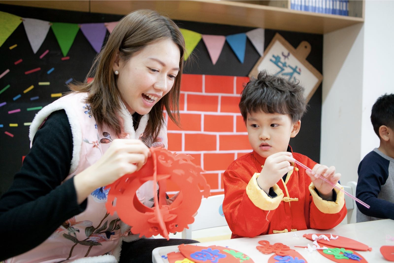传承民族文化  万汇国际学府带孩子们寻传统“年味儿”