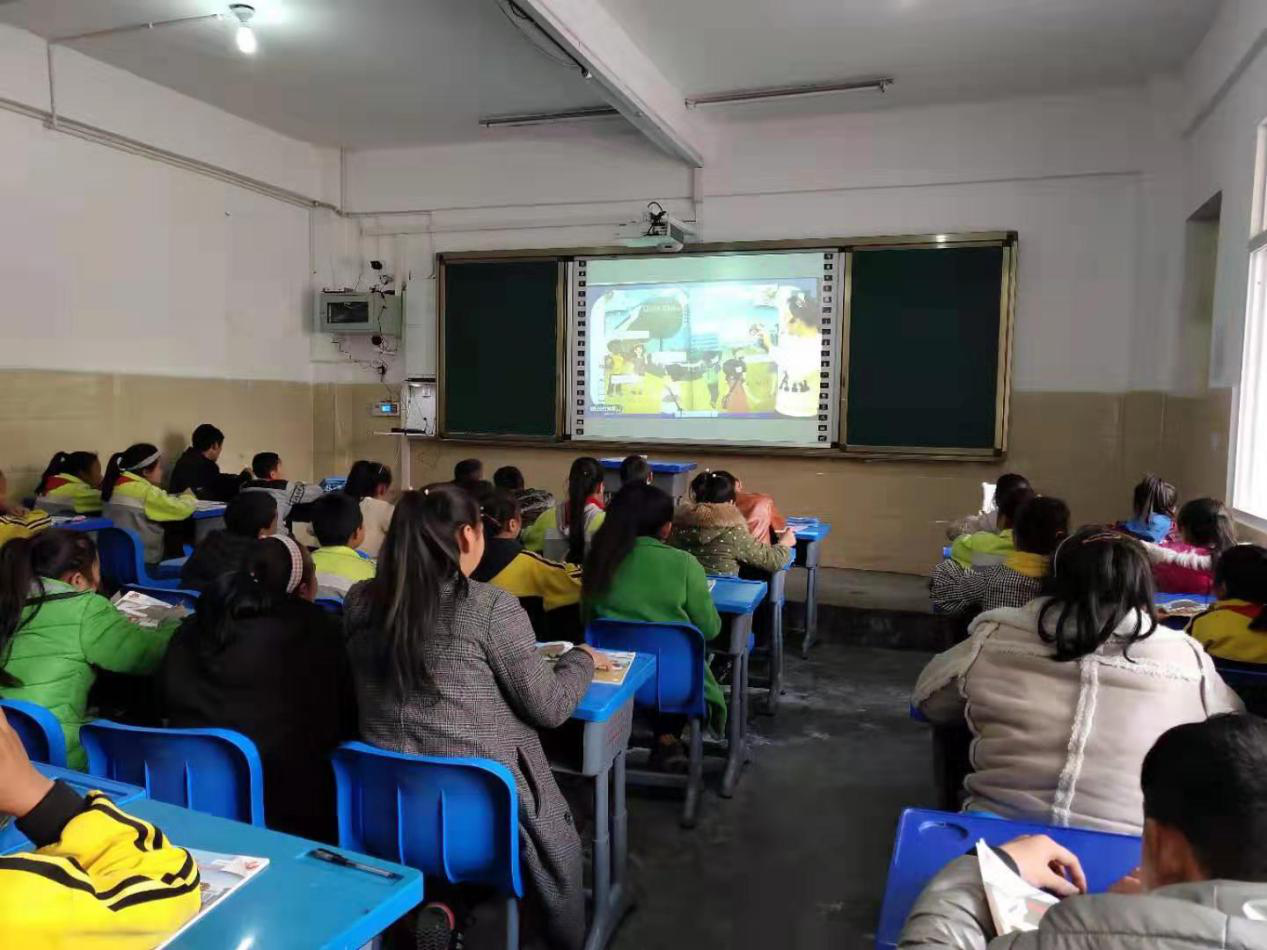 学生们正在上英语课.png