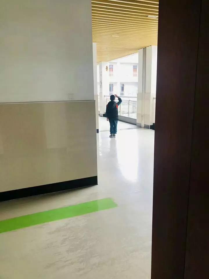 空荡荡走廊上,杭州小男孩突然立定……真相让人感动