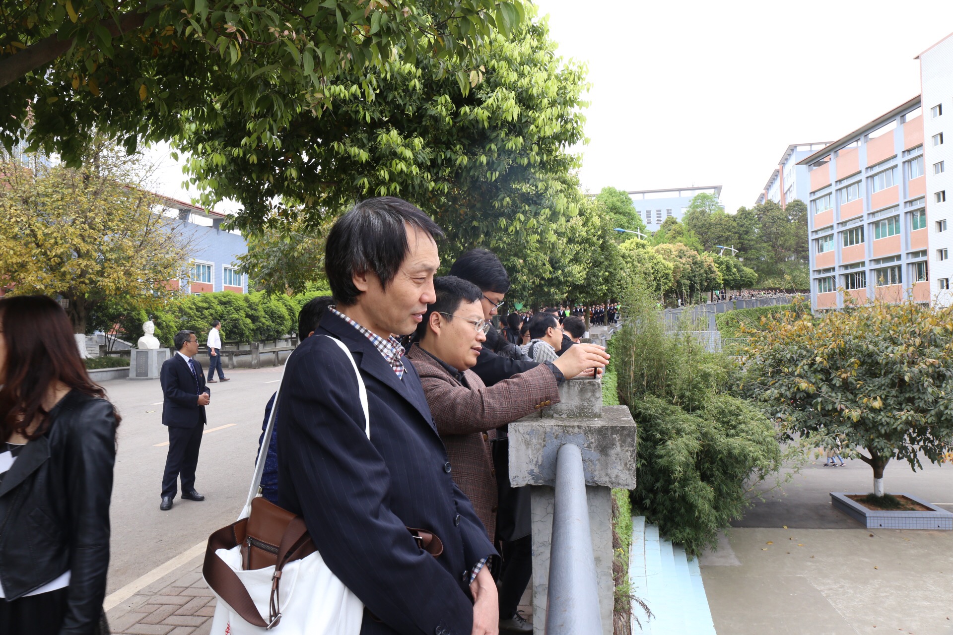 8家全国教育报联盟成员走进德阳通用电子科技学校