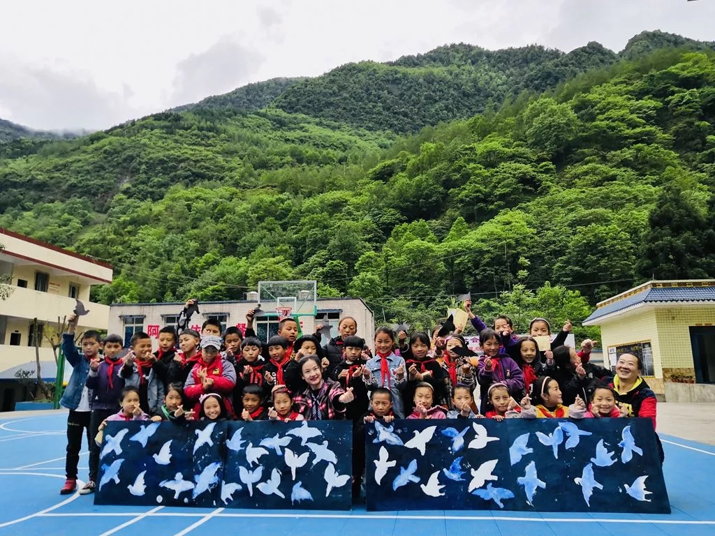 乐山|爱心，点亮彝家孩子人生的火把