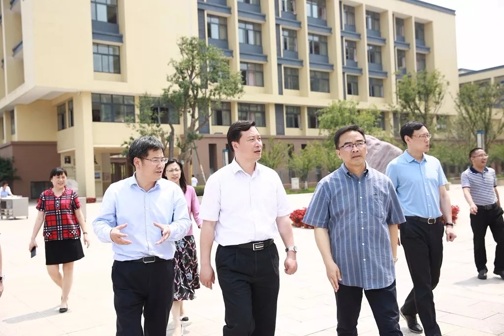 乐山|张彤调研乐山市海棠实验中学