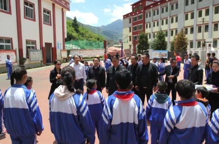 甘孜丨州委书记刘成鸣六一前夕慰问全州少年儿童