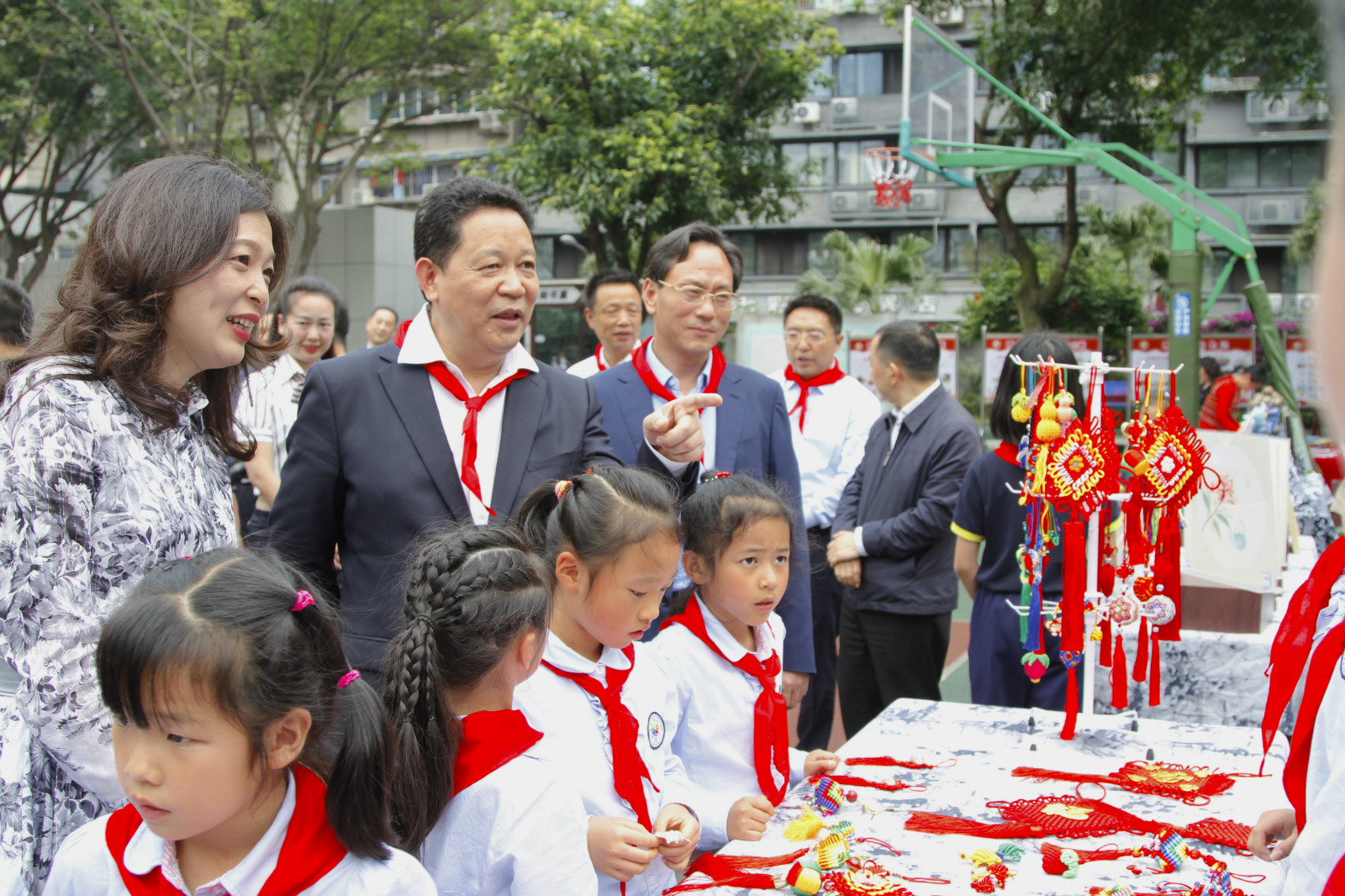 杨兴平走访慰问师生,祝少年儿童节日快乐健康成长