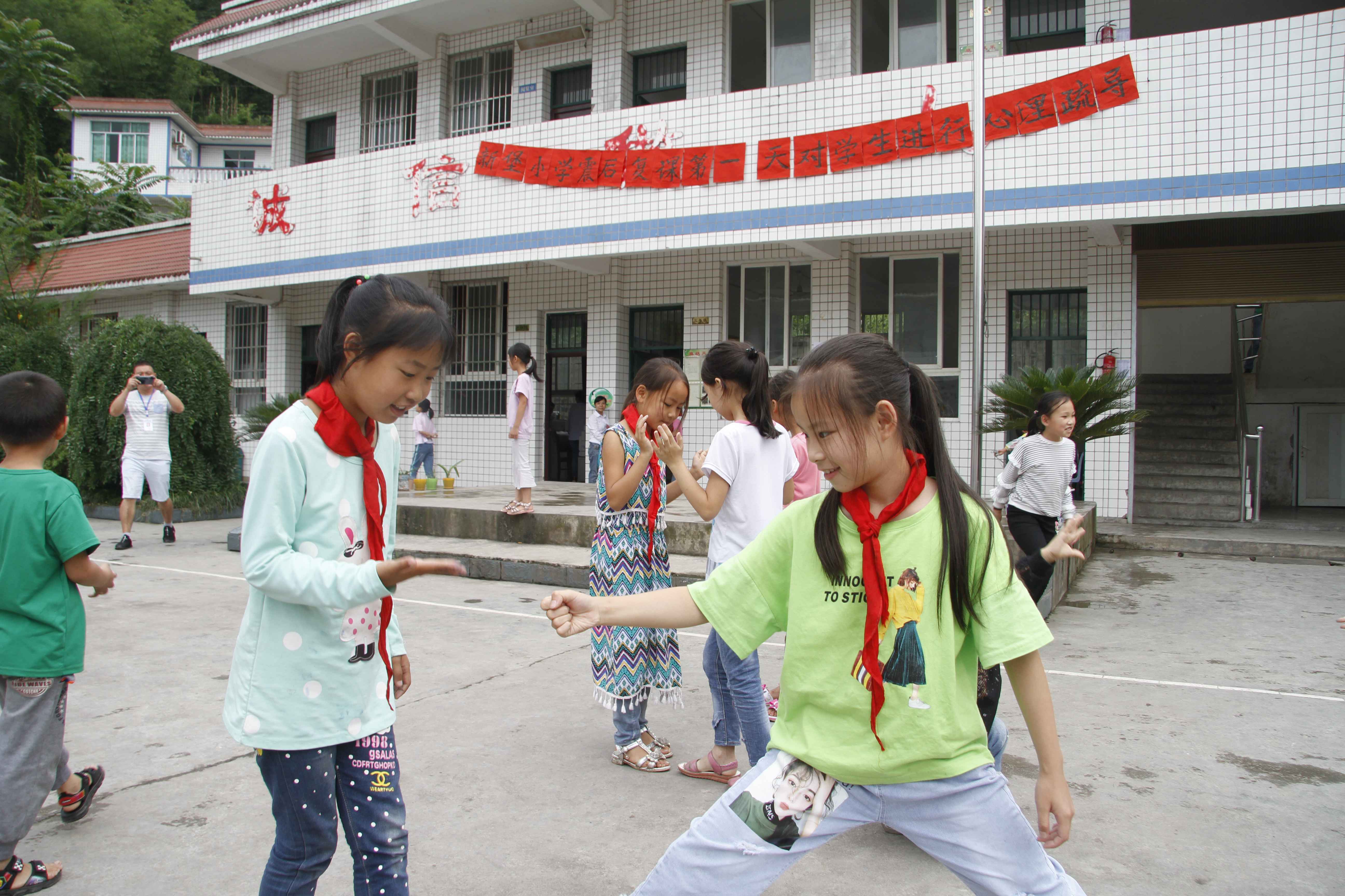 学校课间,校园内重现生机.jpg 学校课间,校园内重现生机.jpg