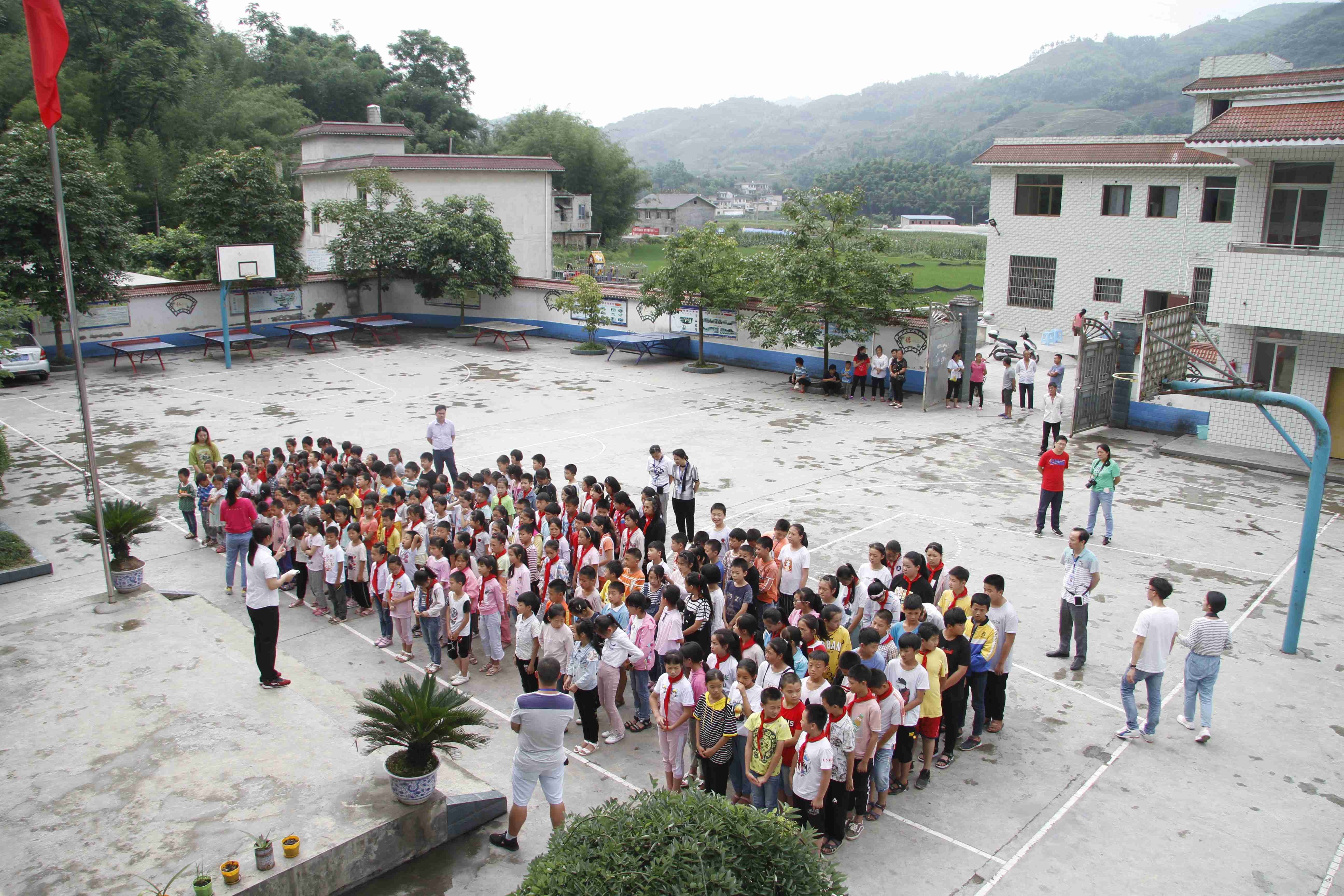 学校负责人讲解地震逃生知识.jpg 学校负责人讲解地震逃生知识.jpg