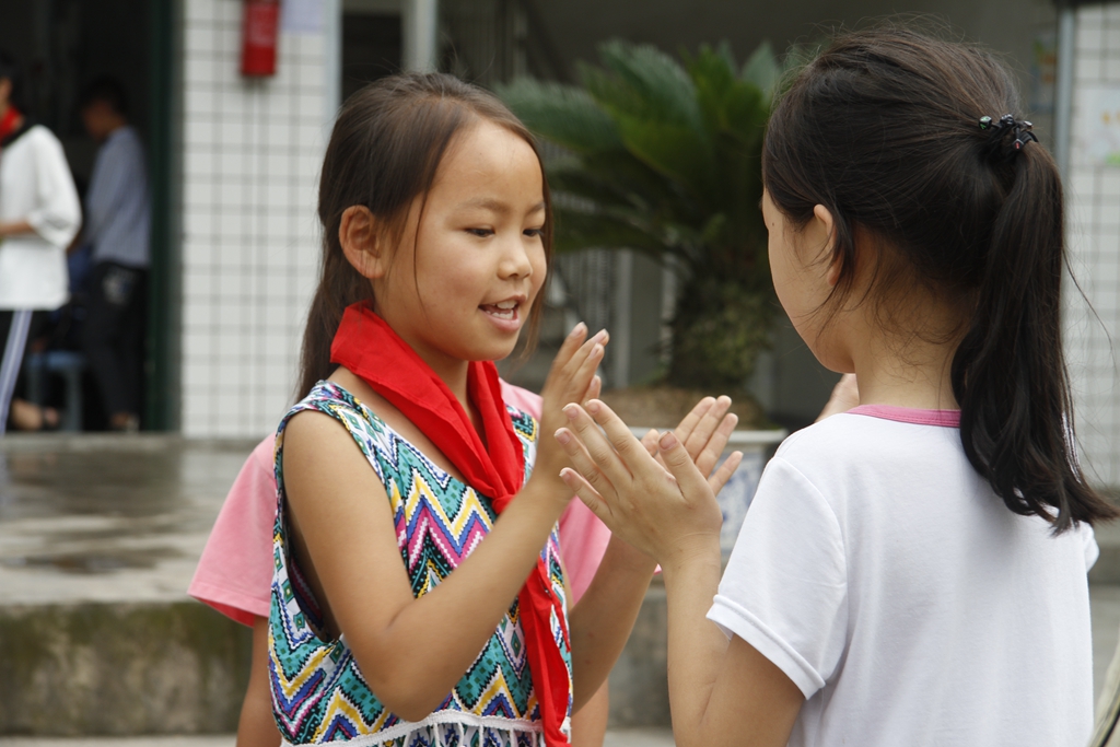 课间学生做游戏_副本.jpg 课间学生做游戏_副本.jpg