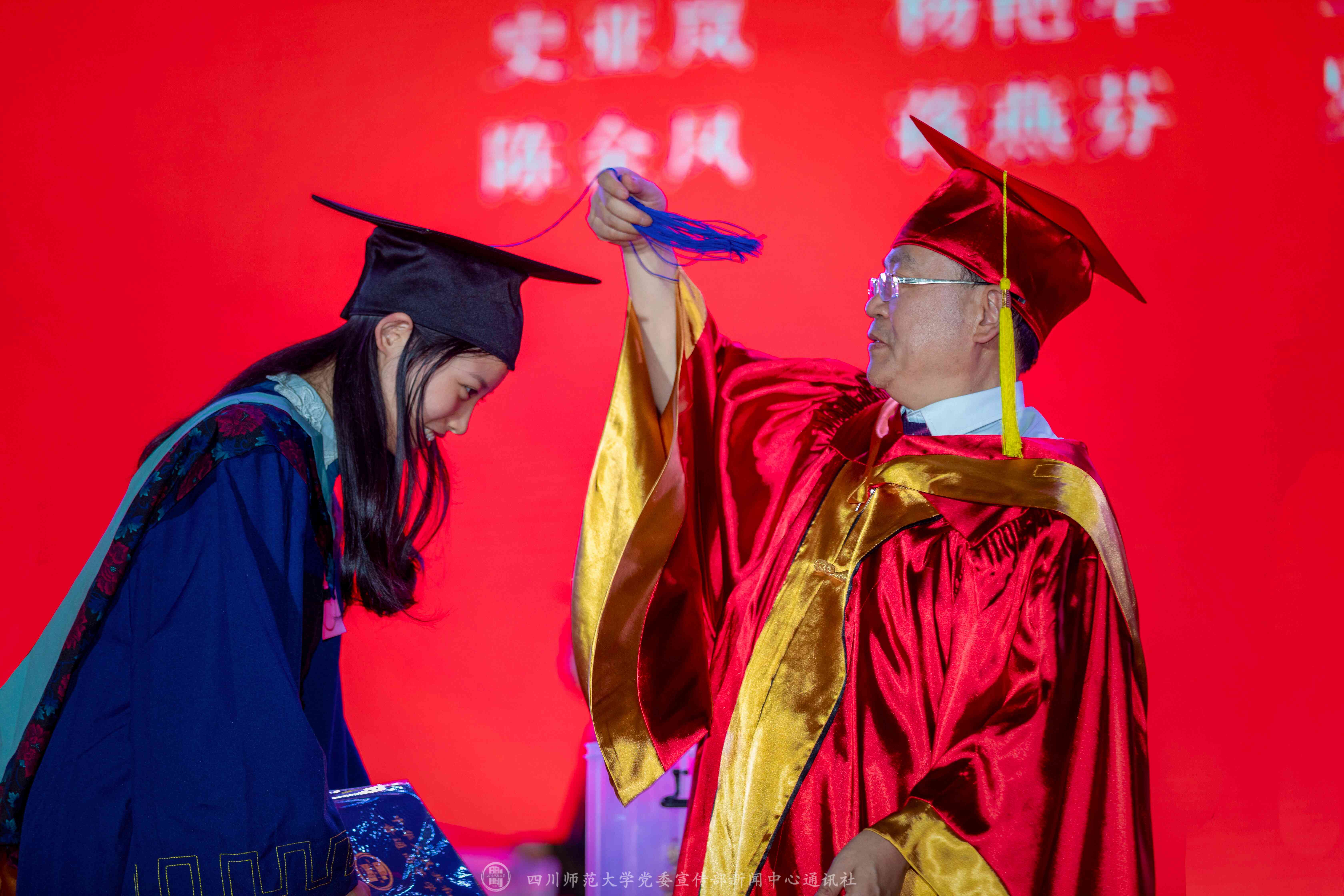 四川师范大学毕业典礼:30多台摄影机定格每位学生与授位导师笑颜