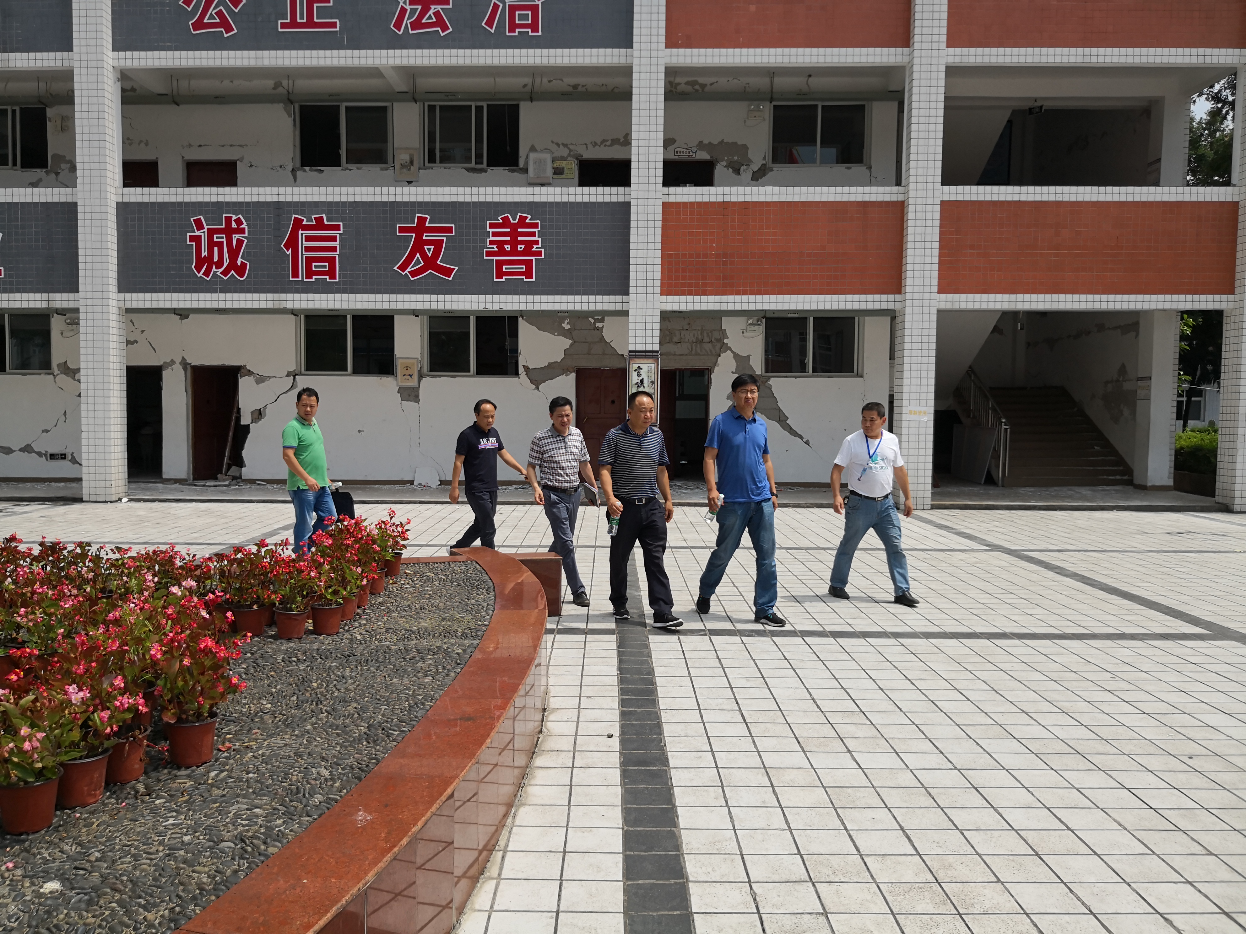 局长张学元在双河中学指导抗震救灾.jpg 局长张学元在双河中学指导抗震救灾.jpg