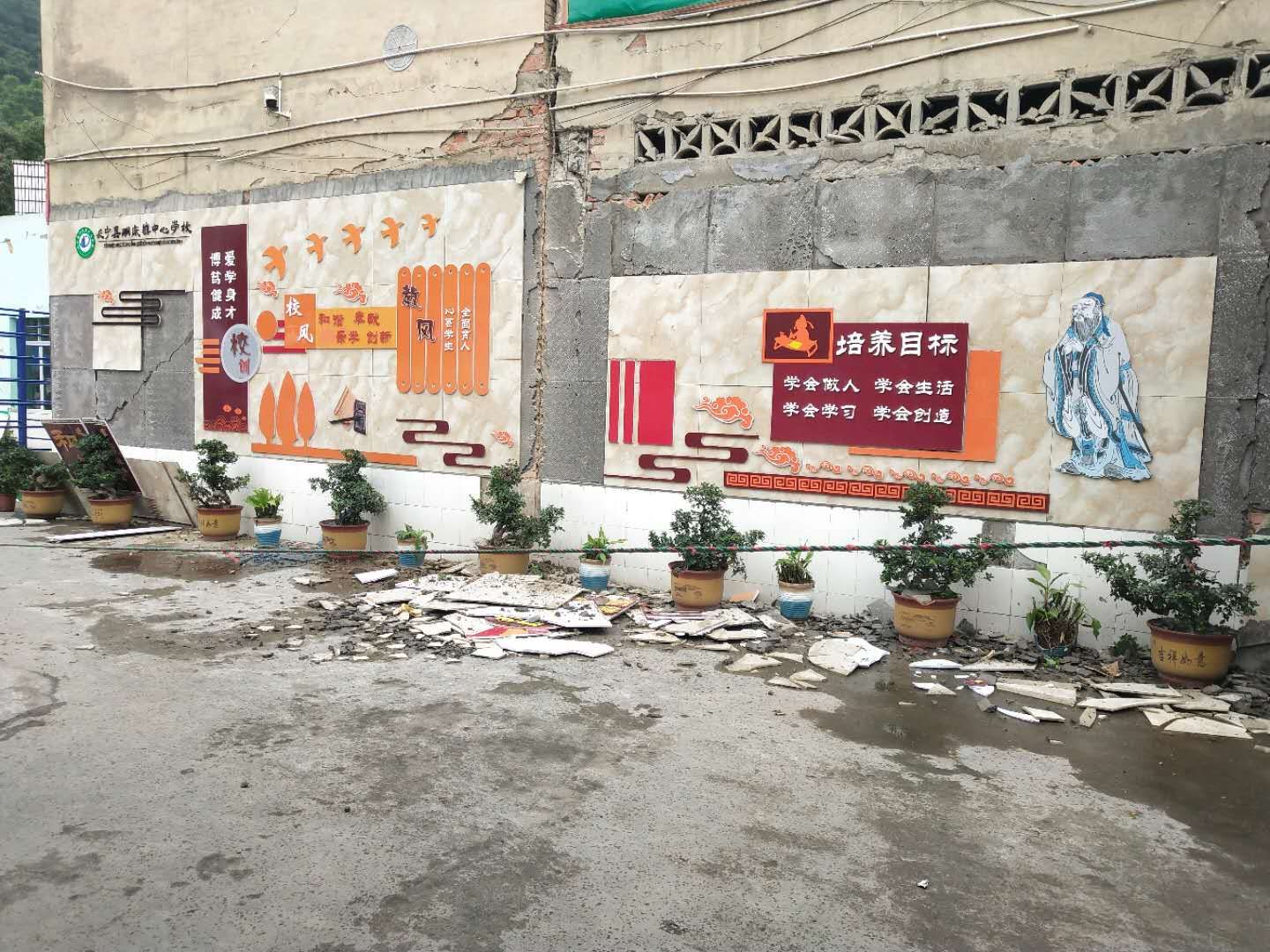硐底镇中心学校用绳子拉起警戒线.jpg 硐底镇中心学校用绳子拉起警戒线.jpg