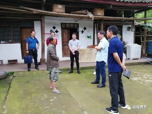 雅安市教育局、雨城区教育局、区政府督学督导香花中心学校“义务教育有保障”工作