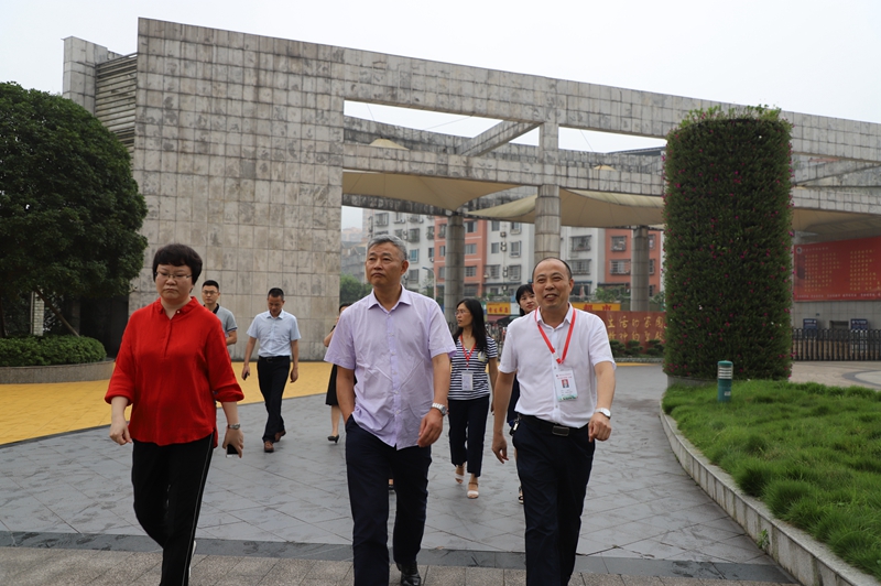 泸州|刘云到泸县二中调研未成年人思想道德建设工作