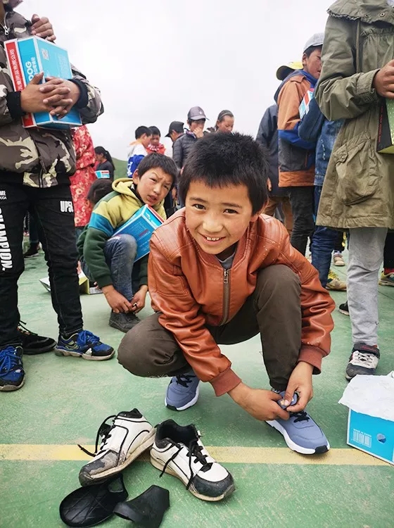 德阳|德阳的爱心定制,让447名阿坝学生穿上新运动鞋
