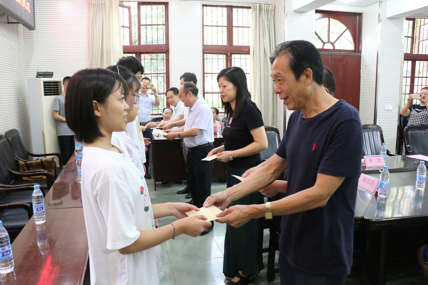 内江2000余名品学兼优贫困学生受助圆大学梦