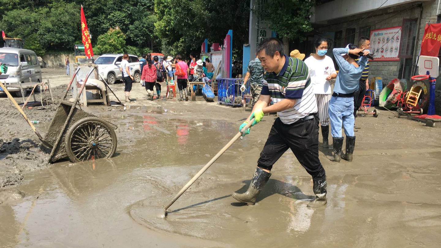 牢记初心勇担使命,党员教师在汶川抗洪一线