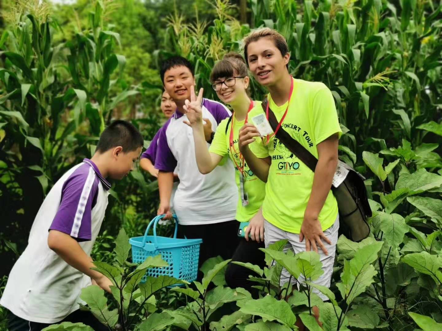 来校交流的美国学生在南充高中劳动基地.jpg 来校交流的美国学生在南充高中劳动基地.jpg