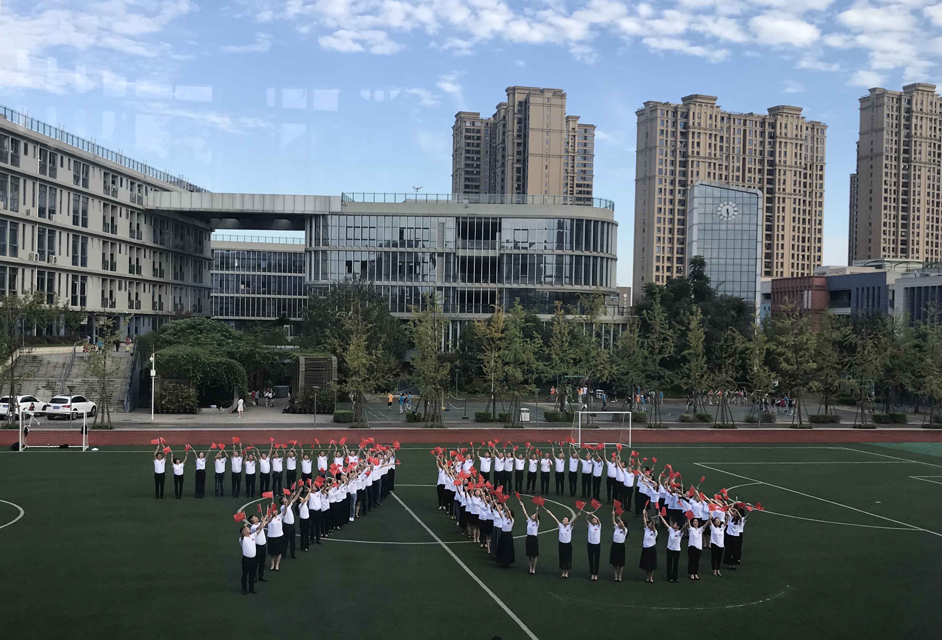 成都青羊区教育系统:用手语向祖国深情告白