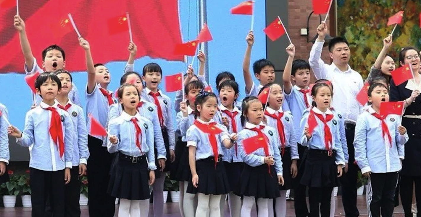 献礼国庆,这所学校用快闪形式演绎《我和我的祖国》