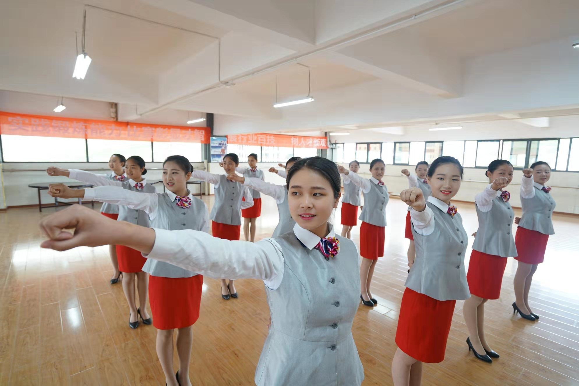 南江县小河职业中学航空礼仪实训.jpg