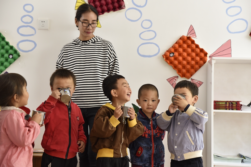 图2 丹巴县巴旺小学，幼儿园喝水时间，孩子们像是开心地比赛_DSC1898副本.jpg